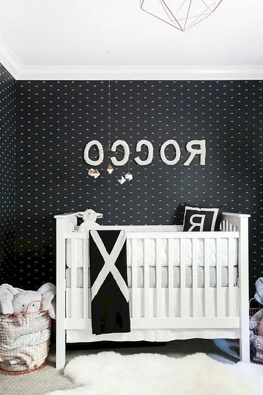 Конечно, если вы рассматриваете белый цвет, вам также нужно учитывать черный цвет. Эти глубокие чернильные оттенки создадут пещерное пространство для вашего маленького, чтобы хорошо отдохнуть. Возможно, вы даже захотите вздремнуть там.