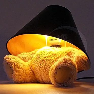 Тедди-медведи являются одними из самых популярных игрушек, которые любят и любят дети. Их мягкое, симпатичное лицо и мягкость используемого материала являются основными ингредиентами, которые заставляют малыша чувствовать себя в его или ее легкости и наслаждаться забавным спутником. Эта лампа, которая принимает форму крошечного плюшевого медведя, станет настоящим партнером спальни, который будет наблюдать и охранять сон вашего ребенка. Доступно по цене 59 $.