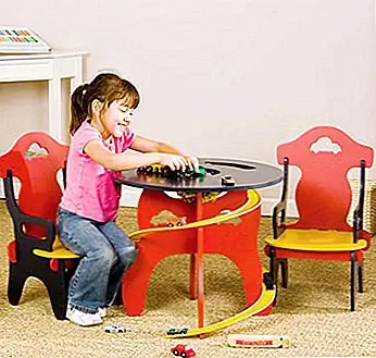 Дети - это динамичные люди, полные действий и энергии. Они любят активные вещи, полные цвета и жизни. Большинство мальчиков и даже девочек любят автомобили. Их привлекают их красивая форма и цвет, их скорость и их специфический шум. Они любят играть со всеми видами автомобильных игрушек и представить себе реальный сценарий. Этот развлекательный гоночный трек и стул - прекрасные предметы мебели, которые дети найдут практичными и полезными. Хотя таблица может использоваться для различных видов деятельности, желтая спиральная дорожка и ее место для парковки делают это прекрасным местом для игры с автомобилями. {Found on blogs.smarter.com}