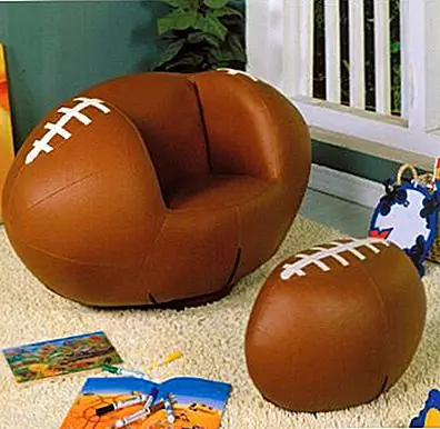 Футбол, футбол, теннис, баскетбол, волейбол, бейсбол - это различные виды спорта, которые дети любят практиковать. Они веселятся и поддерживают свое тело в хорошей форме одновременно, пока они занимаются спортом любого вида. Важно то, что они заставляют их заняты и предпринимают много действий, чтобы потреблять всю свою энергию организованным и приятным способом. Если ваш ребенок - футбольный болельщик, то этот замечательный детский Swiver Chair и Оттоманский комплект идеально подходит для его или ее комнату. Все его друзья будут завидовать ему или ей за этот красивый дизайн и удобное место для сидения. Доступен с 199 $ на амазонке.
