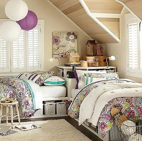 В детской комнате хранение всегда является проблемой. Но вы можете попытаться решить это, будучи изобретательным. Например, пространство под кроватями может использоваться в качестве хранилища. Вы можете использовать ящики для хранения игрушек или других безделушек там, и они в основном становятся невидимыми, когда они не используются. Полки также отлично подходят для детских комнат. Они не занимают площадь, и они отлично подходят для показа фотографий, игрушек и всего, что хотят ваши дети. Если у вас есть двухъярусные кровати, тогда одна часть их дизайна может включать ящики.