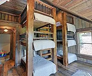 Сохранение пространства и пребывание в стильном стиле с трехъярусными кроватями