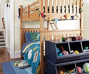 Деревянная двухъярусная кровать с простым и естественным видом