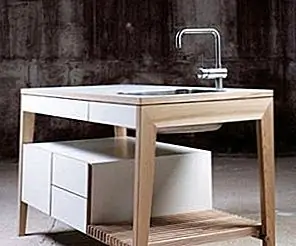 Простой и функциональный отдельно стоящий кухонный стол