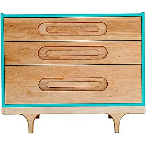 Комод доступен либо в простой, жимолости, либо в трубе, что является вариантом деревянной конструкции. Кроме того, дизайн был задуман как двухцветный вид, поэтому деревянная конструкция дополнена тонкой, но эффективной цветной полосой, которая может быть либо светло-голубой, либо желтой, либо зеленой. Это добавит поп цвета в комнату вашего ребенка.
