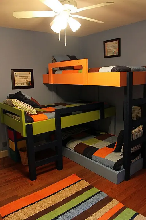 Чтобы дети наслаждались своими классными двухъярусными кроватями, пусть каждый из них нарисовал свою кровать, что бы они ни пожелали. Мало того, что им будет очень весело делать это, но кровати также будут выглядеть более оригинальными. Вы можете использовать цвета, которые они выбрали, в качестве вдохновения для остальной части комнаты. {Найден на carrylittlethings}.