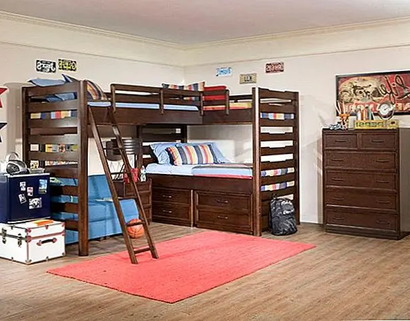 Трехспальная кровать Corner Lift является частью коллекции решений Legacy Classic Kids. Он включает в себя три односпальные кровати, организованные в практическом порядке, оставляя место под небольшим диваном или столом, а также вмещающее складские помещения в виде ящиков.