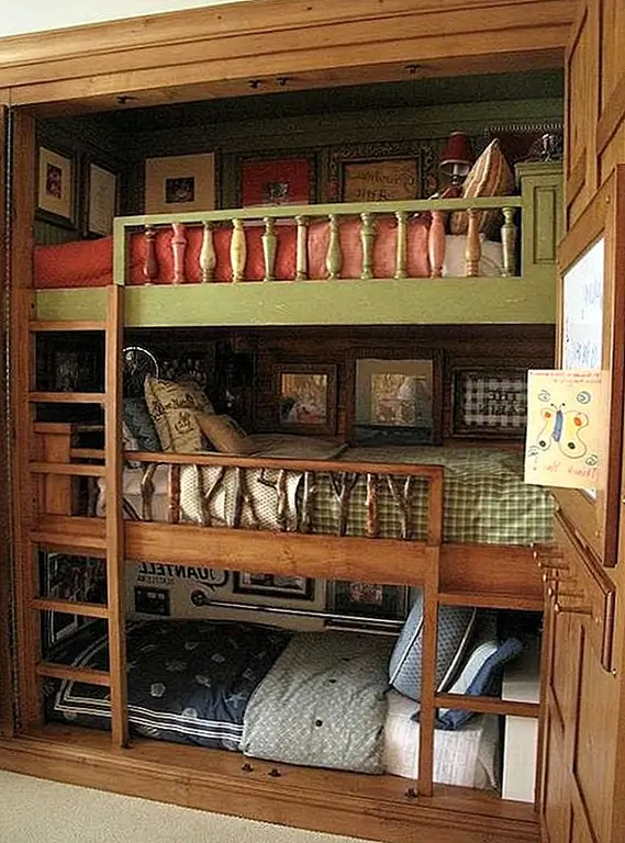 Конечно, кровати сильно соответствуют стилю, который вы выбрали для комнаты. Так что если это деревенская каюта, о которой мы говорим, тогда, возможно, эти трехместные двухъярусные кровати выглядели бы прекрасно. То, как верхняя койка слегка контрастирует с двумя другими цветами, является интересным прикосновением.