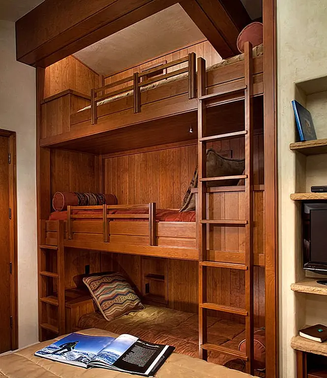 Для достижения наилучших результатов у вас должны быть наряды на заказ. Вы можете выбрать точные размеры, тип дерева, цвет пятен и любую другую деталь. Эти набережные изящны и имеют традиционный вид. Они также действительно практичны и эффективны с точки зрения пространства. {Найден на manchester-architects}.