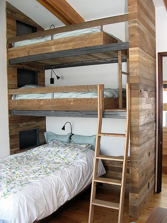 Вместо того, чтобы три кровати были идеально выстроены и лестница была прикреплена ко всем трем с одной стороны, нижняя койка может сидеть перпендикулярно двум другим, а лестница может быть помещена в оставшееся пространство. {Найдено на ctagroup}.