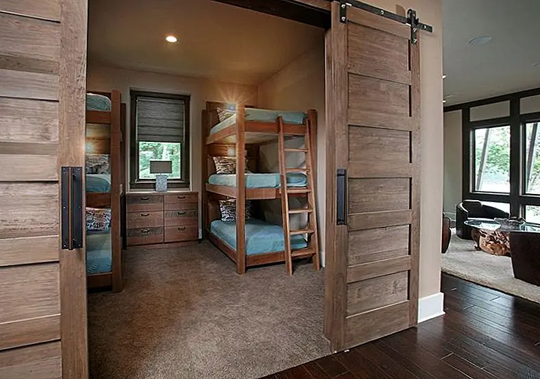 Когда трех двухъярусных кроватей недостаточно, вы можете удвоить их количество, фактически не используя много места. Этот классический дизайн позволяет вам иметь в общей сложности шесть кроватей в одной комнате, но при этом оставляя достаточно места для детей, чтобы играть. {Найден на modernrustichomes}.