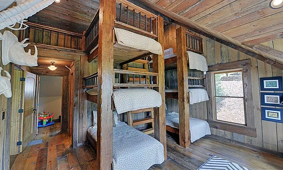 Сохранение пространства и пребывание в стильном стиле с трехъярусными кроватями