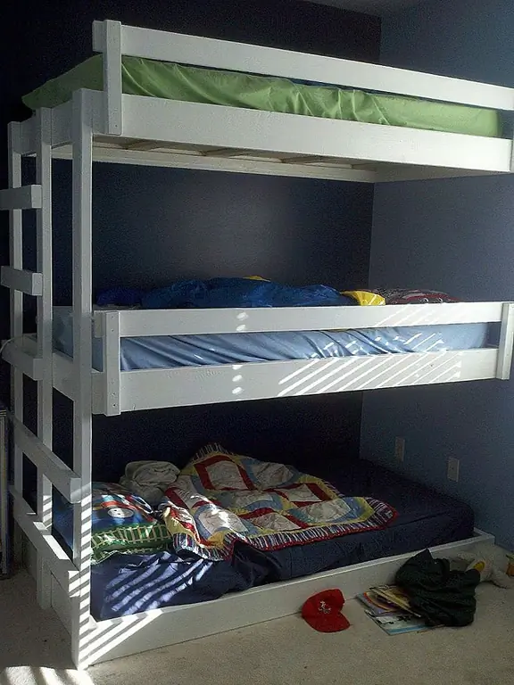 Это те шаги, которые вам нужно соблюдать при создании трехъярусных кроватей: сначала постройте кровать в рамке. Затем добавьте боковые опоры и добавьте ограждения для двух верхних кроватей. Это особенно важно, если вы хотите построить двухъярусные кровати для малышей. Затем постройте лестницу. Нарисуйте элементы нужного цвета и установите их в стену. Добавьте опоры и фанеру, и все. {Найдено на myhomedonemyway}.