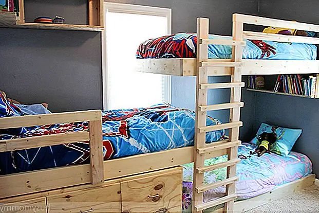 Не обязательно, чтобы все три кровати были установлены параллельно друг другу, на одной линии. Фактически, если вы не возражаете использовать больше площади, вы можете попробовать дизайн, подобный этому, где каждая кровать находится на другом уровне, но они не выровнены. {Найден на мамочке}.