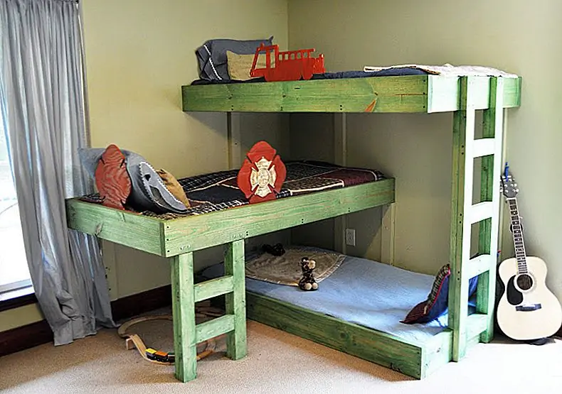 Такая конструкция полезна, если вы хотите сжать в каком-то месте для хранения под средней кроватью. Вы можете положить комод под ним или вы можете сделать что-то выполненное на заказ и прикрепленное к раме кровати. И пока мы на нем, не стесняйтесь нарисовать кровати смелым цветом. {Найден на мачте).