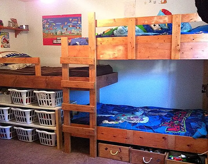 И, говоря о дополнительном хранилище, еще один вариант - иметь полки под средней койкой и использовать коробки или пластиковые контейнеры для сортировки детских игрушек или одежды. Каждый из них может иметь одну полку и помеченные на ней контейнеры.