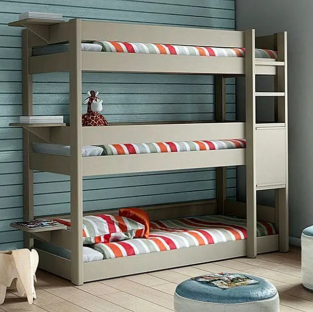 Если вам не комфортно строить кровати самостоятельно, вы можете искать тройные двухъярусные кровати онлайн или в магазинах. Этот дизайн, например, прост и современен. Трехъярусная двухъярусная кровать ручной работы в Бельгии и изготовлена из твердой сосны.