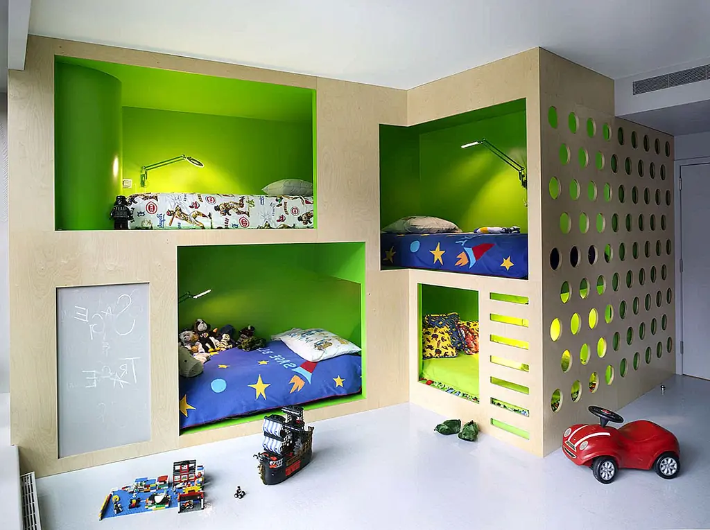 Или как насчет этих? Это, безусловно, супер классные двухъярусные кровати, и им весело не просто спать, но и использовать при игре. Мы любим все о них, включая то, как они используют угол комнаты и яркие цвета, даже если они на самом деле четыре, а не три. {Найден на архитекторе}.