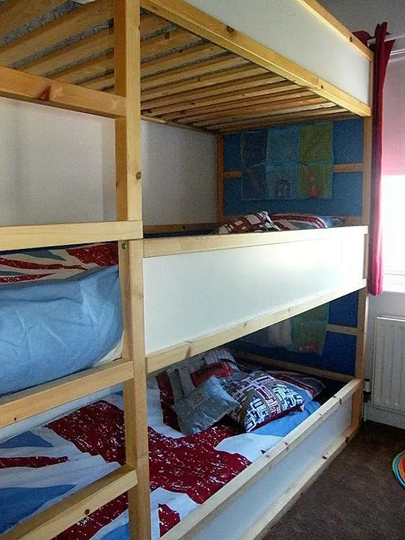 Классический дизайн - три одинаковые кровати, расположенные на одной вершине другой. И вы можете построить такую систему самостоятельно. Вам нужны кровати, несколько стальных стержней и боковые панели. Очевидно, что вам нужно сделать фрейм безопасным, поэтому даже не пытайтесь выполнить этот проект, если у вас есть сомнения относительно вашего таланта как DIYer. {Найден на ikeahackers}.