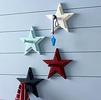 Эти звезды изготавливаются вручную, а также расписываются вручную в различных цветах: белый, голубой, томатный и полуночный синий. В центре каждой звезды есть деревянный колышек, который работает как зависание для детской одежды. Вы можете даже использовать звезды разных цветов, если у вас есть более одного ребенка, и таким образом они узнают, что их повесили, и держите там пальто или полотенце. В любом случае, поскольку звезды устанавливаются на стене, вы можете зафиксировать их на разных высотах, в зависимости от возраста и роста детей. Они очень забавные и полезные. У вас может быть один за $ 12,95.