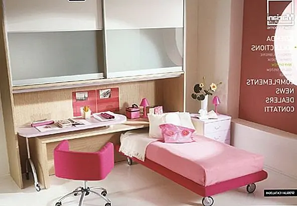 Комната для ребенка или подростка служит спальней, гостиной и офисом. Там, где они спят, где они получают своих друзей и где они делают домашнее задание. Поэтому важно иметь гибкий дизайн интерьера. Кровать, например, не должна подвергаться воздействию постоянно. Если не использовать, полезно было бы скрыть его под таблицей, например. Другая альтернатива, очень практичная в случае помещений с акциями, состоит в том, чтобы иметь двухъярусные кровати или компактную кровать с матрасом на рельсах, которую можно вытащить, когда это необходимо. Чтобы сэкономить место, вы также можете выбрать две штуки, такие как кровать и письменный стол.