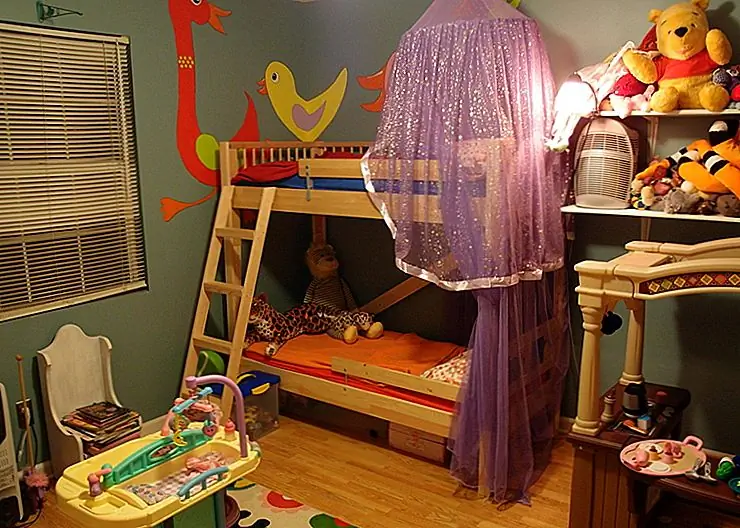 Переход от детской комнаты к малышам может быть немного менее неожиданным, если вы решите превратить конвертируемую кроватку в кровать для малыша и добавить еще один сверху. Таким образом, вы сможете максимально использовать пространство и сэкономить деньги. {Найден на сайте}.