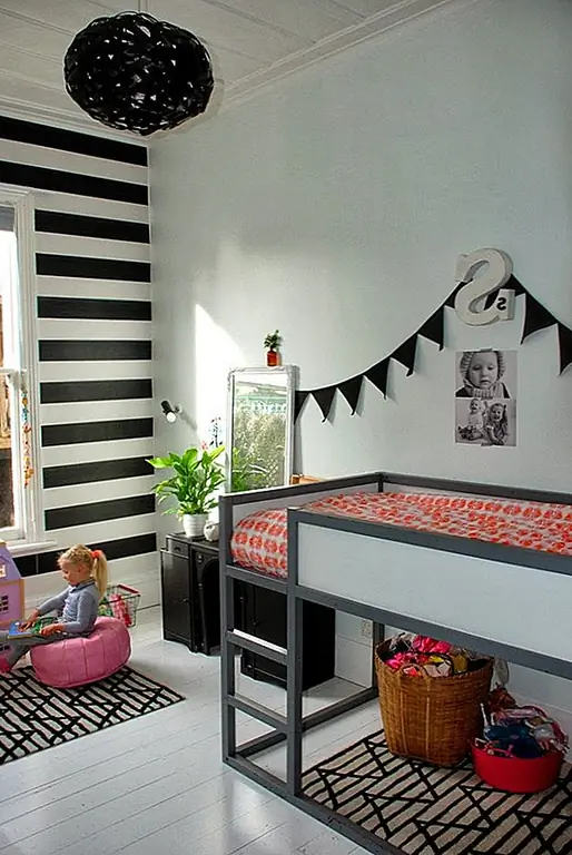 Вы также можете воспользоваться двухъярусными кроватями. В качестве кровати можно использовать только верхнюю койку. Нижняя область может оставаться без матраса, и ее можно использовать для хранения или в игровой зоне. {Найден на charlotteminty}.