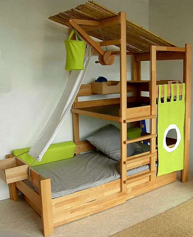 Поверните кровать в деревянный домик или тренажерный зал в джунглях. Нижняя часть может быть кроватью, а остальная часть может быть преобразована. Это действительно крутой дизайн, но следите. Вашим детям может понравиться так много, что они проведут всю ночь.