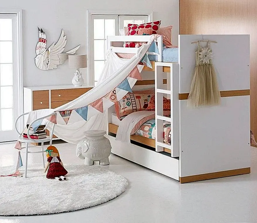 У кровати Carter Bunk есть дизайн, который немного проще. Но у него тоже есть отличная возможность. Двухъярусная кровать может быть преобразована в две односпальные кровати, так как дети становятся старше, поэтому в течение нескольких лет нет необходимости в новой мебели. Доступна на месте.