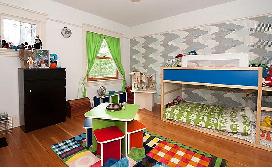 Или вы можете просто объединить две кровати Куры и забыть о ящиках. Вы все равно сэкономите много места, и там будет достаточно места для хранения в другом месте комнаты.