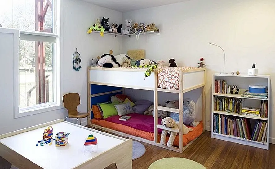 Этот комбо лучше всего работает в углу, и вы также можете добавить открытую полку над кроватями. Базовая кровать будет сидеть немного низко и близко к полу, но это действительно здорово для малышей, что облегчает им вход и выход с кровати.