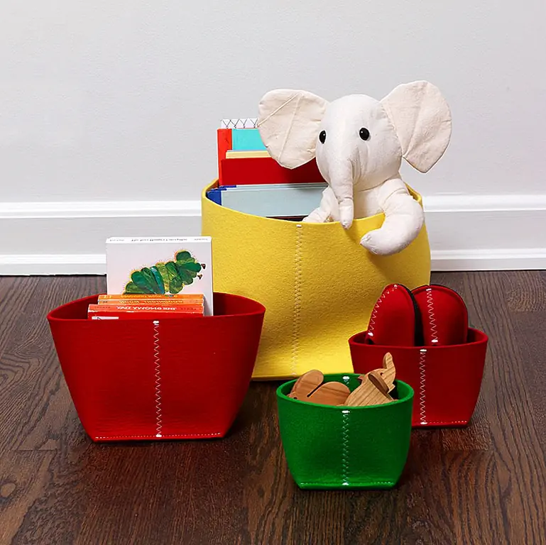 Эти бункеры спроектированы всемирно известным дизайнером Pia Wallén of Sweden, и они идеально подходят для детей. Прежде всего, они мягкие и приятные для прикосновения, которые будут развивать детский тактильный смысл. Тогда они достаточно большие, чтобы хранить книги, игрушки, тапочки или все, что вам нужно, чтобы положить их. Наконец, но не в последнюю очередь, они легкие, что позволяет детям легко манипулировать ими, таким образом позволяя им организовываться и быть независимыми, убирая свою комнату и сохраняя ее аккуратно после игры. И всего за $ 40 - $ 80, в зависимости от размера.