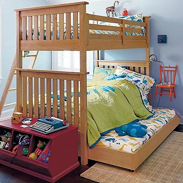 Кровать безопасна, и она изготовлена из твердого тополя с помощью перекладины для рулонной системы для равномерной поддержки. И если пространство позволяет вам, вы также можете превратить его в две отдельные кровати. Это очень удобная альтернатива, которая позволяет вам иметь очень гибкий декор. Кровати безопасны, но рекомендуется, чтобы они не использовались для детей в возрасте до 6 лет. Двухъярусные кровати имеют универсальный и простой дизайн, который позволяет им быть частью как современных, так и традиционных декораций. Кроме того, вы также можете выбрать контейнер для хранения, который удваивается как дополнительная кровать, которая также может использоваться для хранения под кроватью.