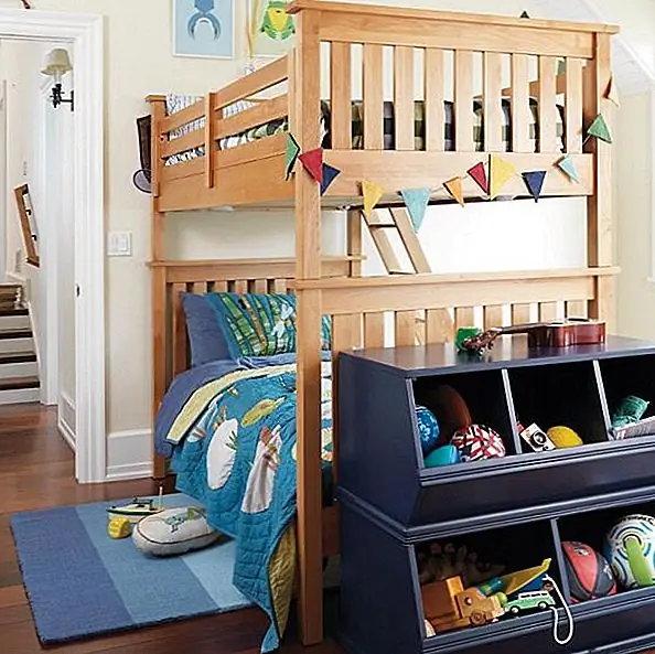 Деревянная двухъярусная кровать с простым и естественным видом