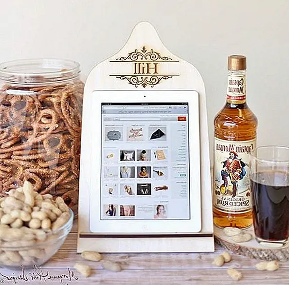 Если вы предпочитаете нечто более особенное, вы можете выбрать персонализированный стенд, такой как этот. Он также имеет форму разделочной доски, но он менее прочный. Доступен за 19 долларов.