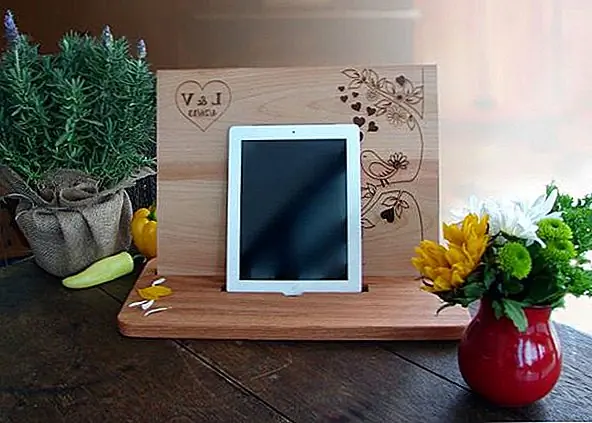 Это также стенд для планшета и разделочная доска в одном. Он обеспечивает приятный дисплей для планшета, и, если вы его перевернете, вы можете использовать его в качестве сырцового или подающего места. Он также достаточно широк, чтобы использоваться в качестве разделочной доски. Доступен за 45 $.