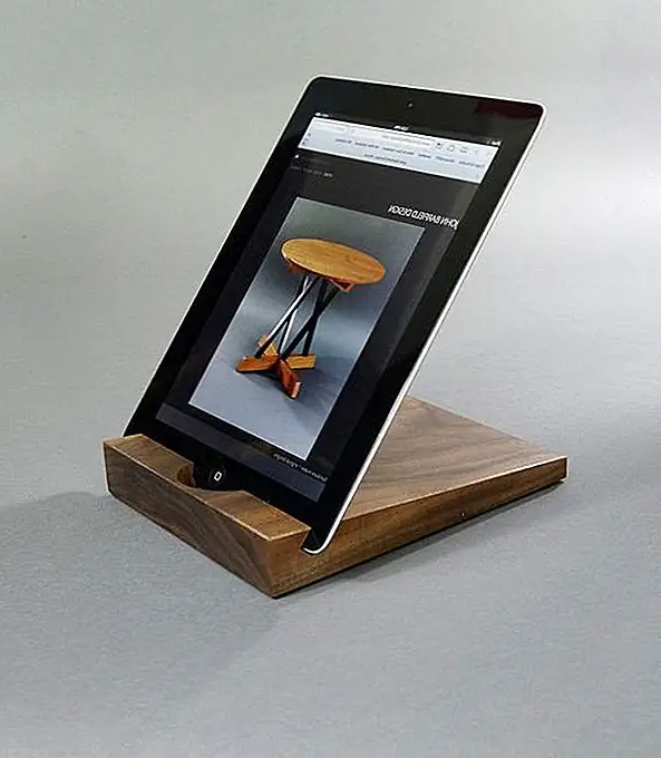 Для тех, кто предпочитает более простые и современные конструкции, мы нашли эту позицию. Он сделан из дерева, он ручной работы и имеет минималистский дизайн. Доступен за 36 $.