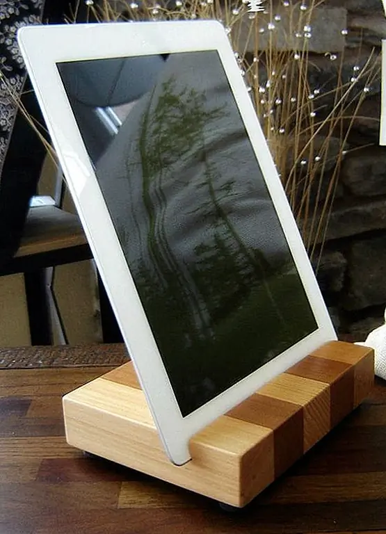 Это тоже очень просто. Это изделие ручной работы, отреставрированный блок мясного кедра, и он очень прост в использовании. Кроме того, на кухне занимает мало места. Доступно за 43 $.