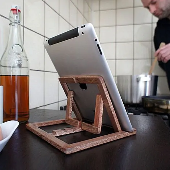 Есть также более сложные проекты. Этот стенд, например, сделан из дерева и регулируется. Он поддерживает режимы портретного и ландшафтного просмотра на 4 разных углах. Находится на месте.