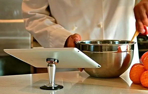 Теперь поговорим немного о Стили. Это инновационная система, которая позволяет удерживать планшет, а также телефон и размещать его как угодно. Он имеет шариковый дизайн, и его можно легко отрегулировать.