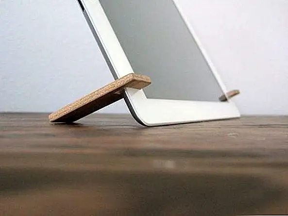 Этот стенд также интересен. Это в основном коллекция из двух тонких стендов, которые расположены по обеим сторонам iPad, и у нее есть магниты, встроенные в древесину, которые соединяют две стойки в один. Доступно для 27 $.