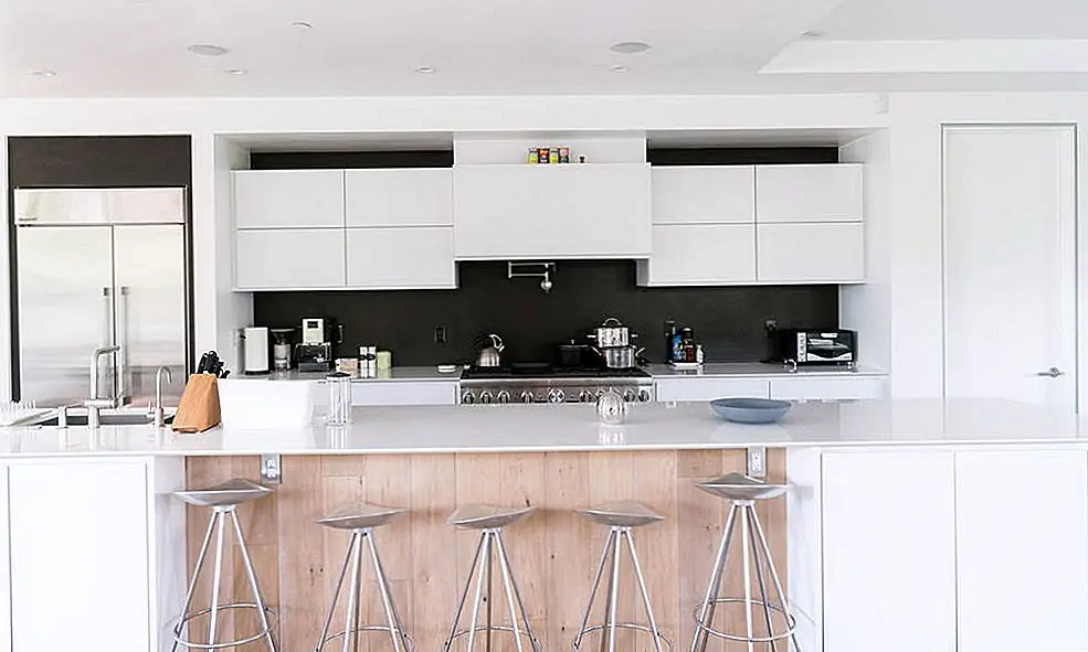 Вместо того, чтобы отбрасывать черные только на светильники, попробуйте использовать его, чтобы вместо этого вывести шикарный поп на кухню камбуза. Выбор черного цвета как backsplash или даже краска gan поможет выдвинуть элементы вашей кухни, которые вы действительно хотели отображать.