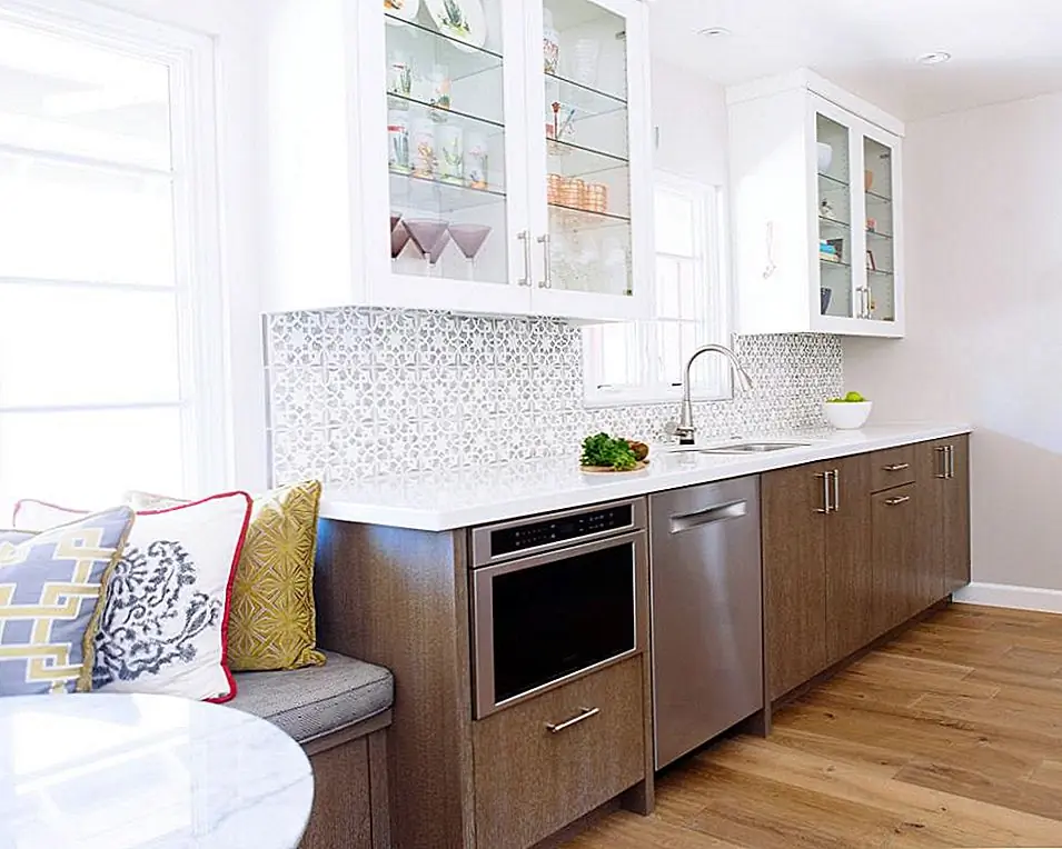 Давайте не будем забывать о паттерне. Шаблоны имеют отличный способ привнести личность в вашу кухню, которая отлично подходит для кухонь камбуза, у которых много пространства для backsplash. Пойдите для чего-то красочного и яркого, если вы хотите сделать заявление или выбрать мягкие нейтральные оттенки для более тонкого эффекта.