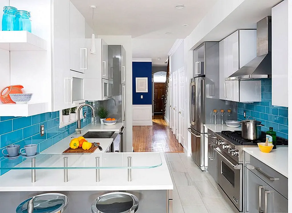 Конечно, если черная не ваша вещь, вместо этого выбирайте свой любимый цвет. Да, даже если это горячий розовый или аква. Ярко окрашенный поп над вашей столешницей станет источником ежедневной радости и действительно сделает вашу камбузную кухню местом, где вы хотите пообщаться.