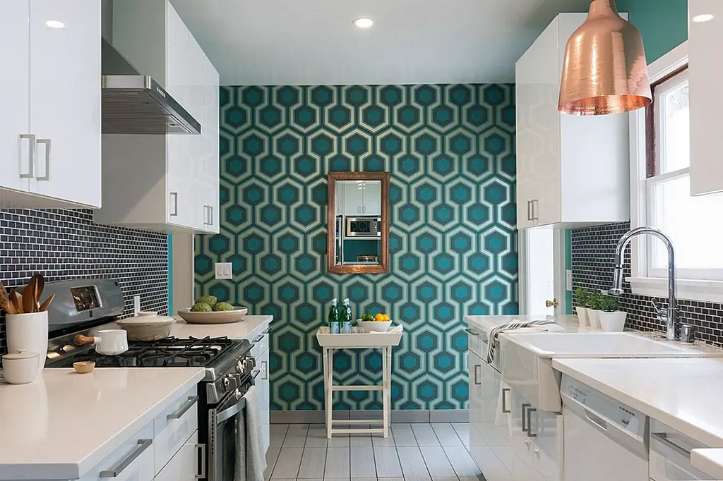 Когда ваша кухня камбуза застряла между двумя стенами, она может помочь вам отвлечься. Стена с обоими обоями в конце кухни камбуза может сделать ваше пространство более длинным и определенно более интересным.