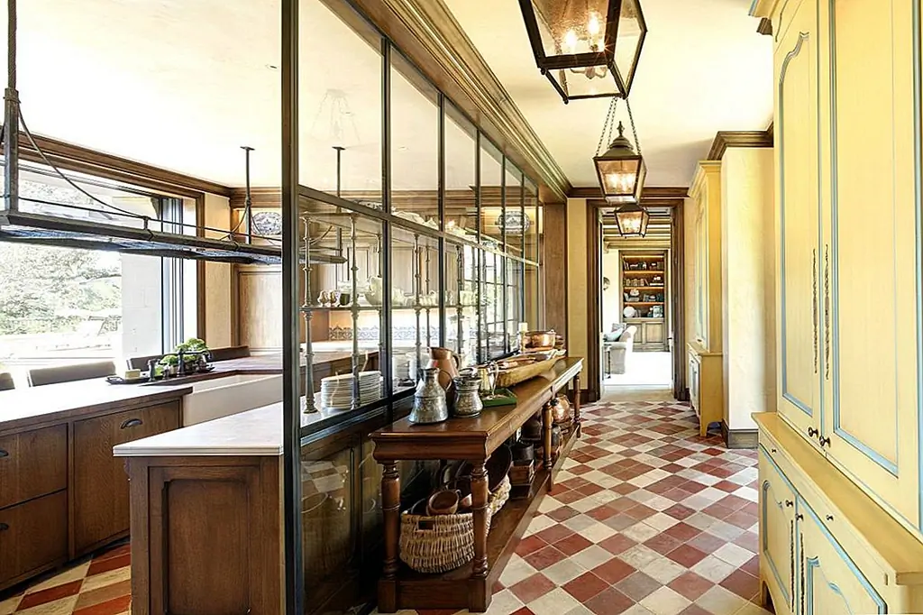 В вашем доме есть только определенные стены, которые необходимы для поддержки. Если ваша кухонная стена камбуза одна из них, замените гипсокартон стеклом, чтобы принести свет и иллюзию пространства на кухню, не жертвуя какой-либо поддержкой вашего дома.