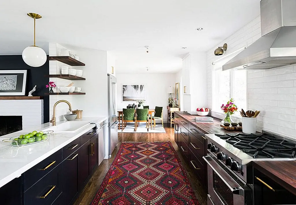 Удивительно, как просто добавление ковра в комнату может иметь такое значение. Разбавьте длинный турецкий бегун с ярким рисунком и множеством цветов, чтобы придать кухне камбуза мгновенный подъем. Это может быть расход, но это того стоит.
