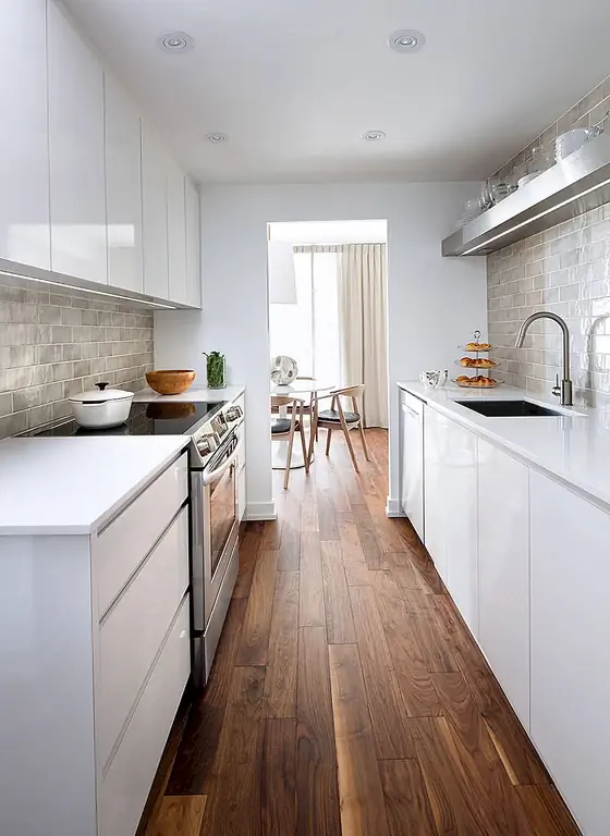 Время для переключателя. Вместо блестящих белых backsplash и кремовых шкафов, рассмотрите глянцевые белые шкафы и кремовый backsplash. Ваша кухня будет чувствовать себя уникальной и современной, которая будет течь вместе с остальной частью вашего дома.