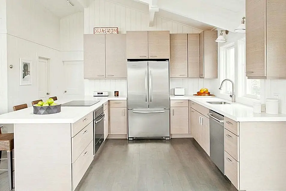 Хотите, чтобы ваша кухня на камбузе выглядела так, будто есть намного больше места, чем на самом деле? Добавьте немного света. Замените или нарисуйте кухонные шкафы светлым или светлым деревом, которые помогут отразить любой свет, который вы ему даете.