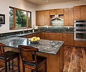 Добавьте элегантность на кухню с гранитными столешницами